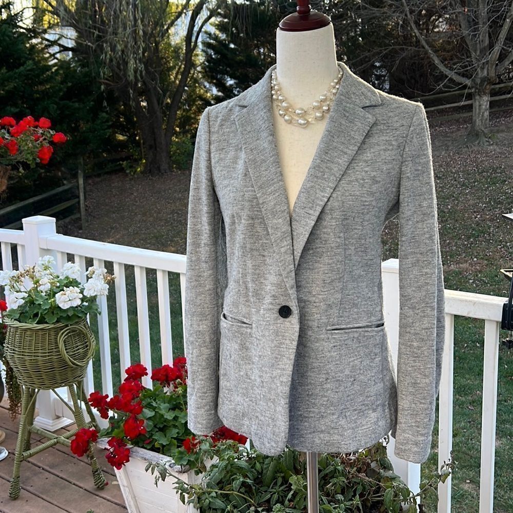 Banana Republic women’s size 4 wool blend gray light weight blazer NEW
